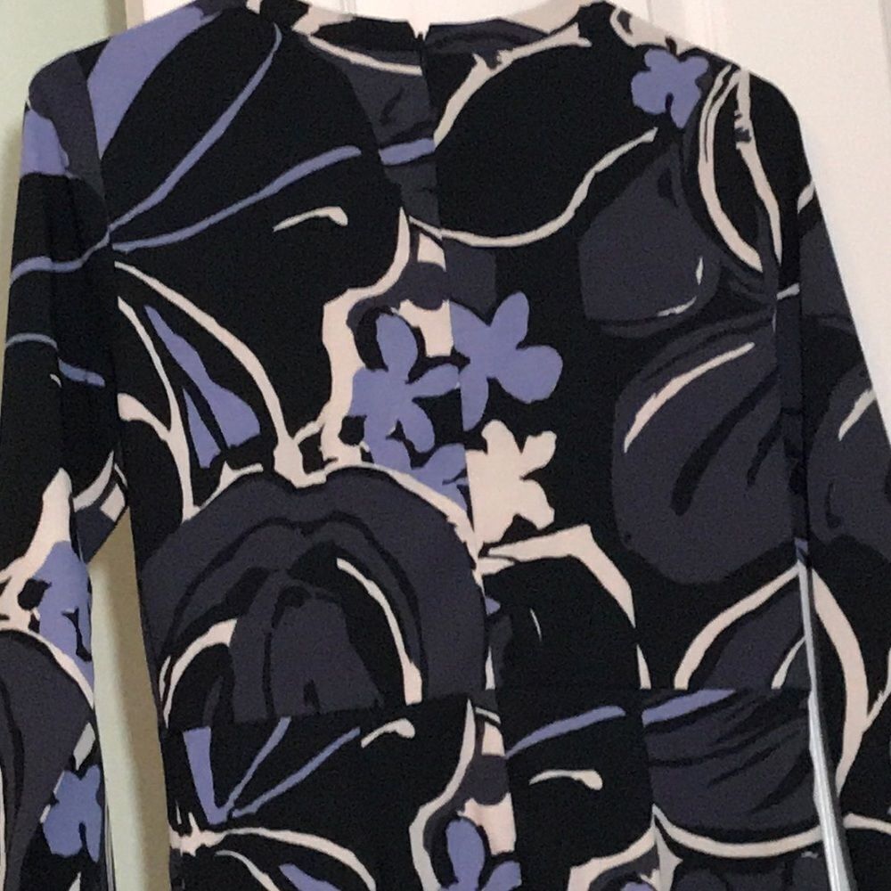 LOFT Paint Floral Flare Dress, size 0,
Poly/spandex, on-seam pockets - Picture 6 of 9